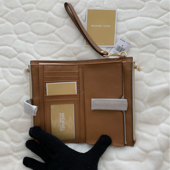 Michael Kors Logo Smartphone Wallet - Picture 3 of 11